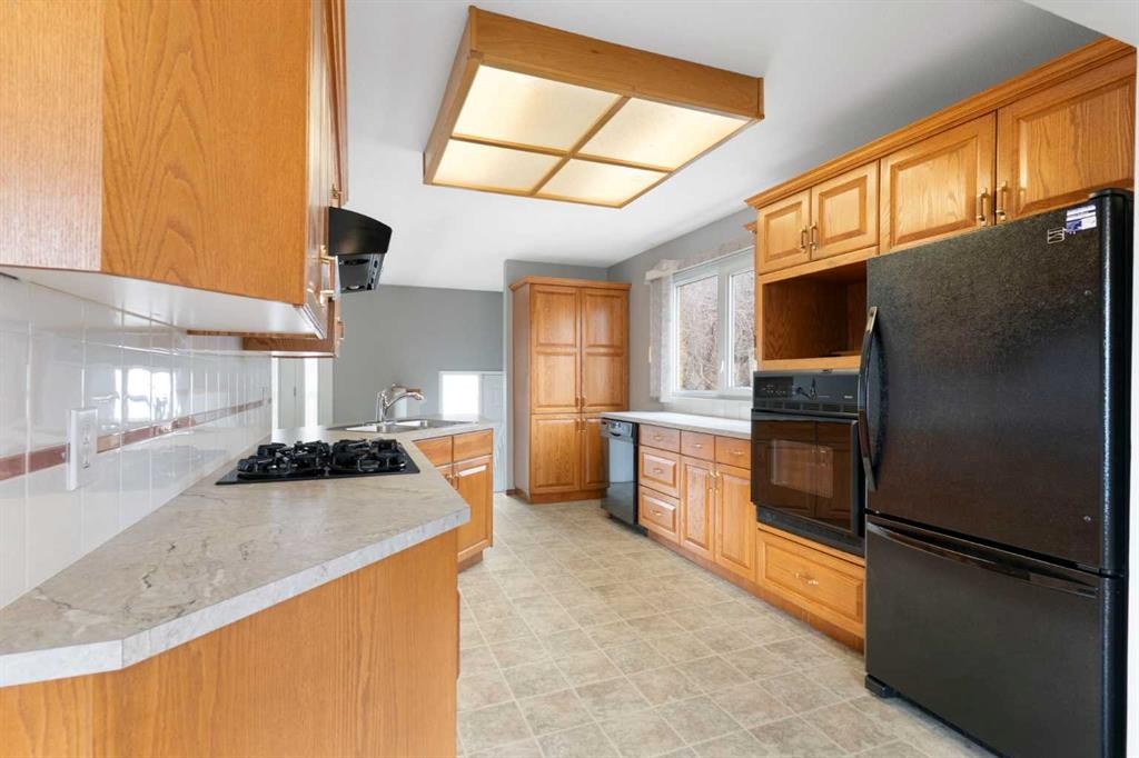 3228 Breen Crescent Nw, Calgary, AB - Indoor Photo Showing Kitchen With Double Sink