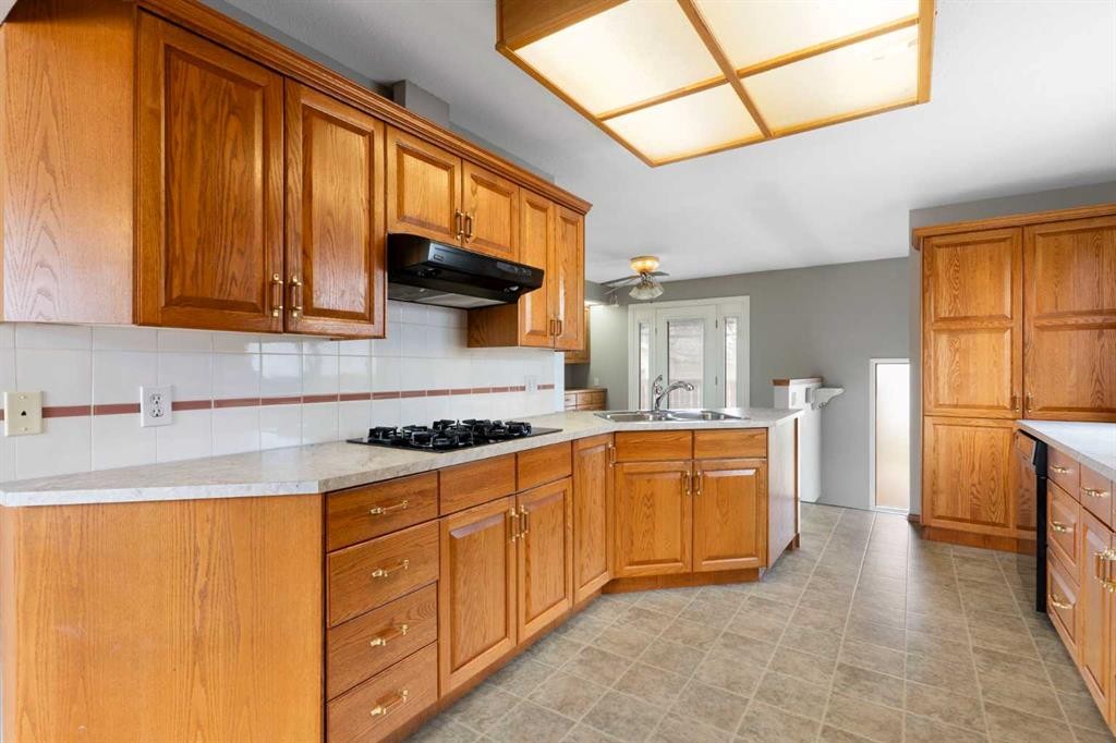 3228 Breen Crescent Nw, Calgary, AB - Indoor Photo Showing Kitchen With Double Sink
