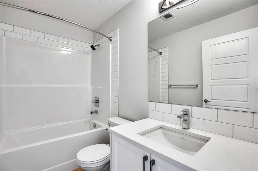 1102-33 Carringham Gate Nw, Calgary, AB - Indoor Photo Showing Bathroom