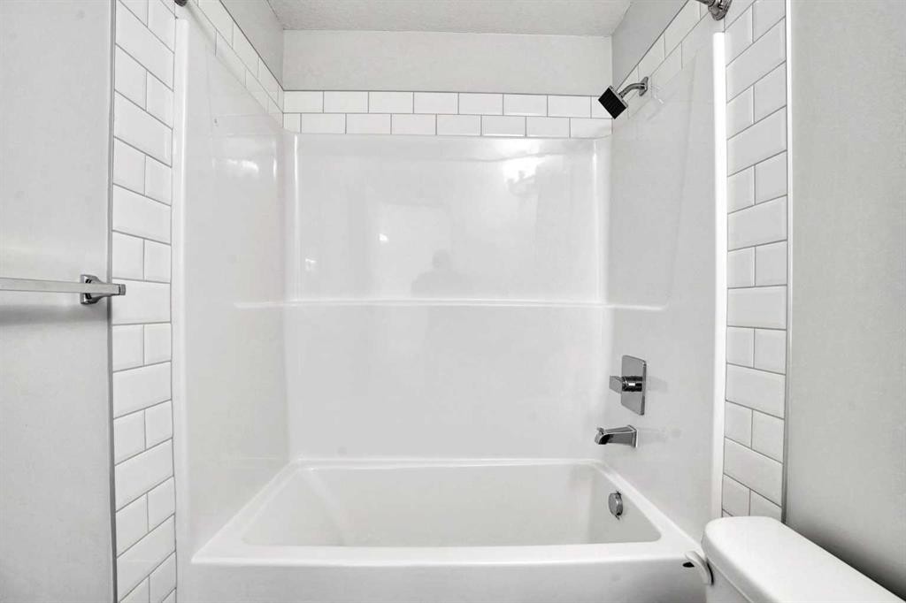 1102-33 Carringham Gate Nw, Calgary, AB - Indoor Photo Showing Bathroom