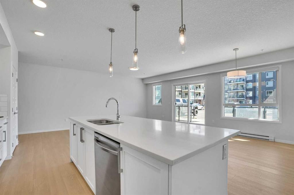 1102-33 Carringham Gate Nw, Calgary, AB - Indoor Photo Showing Kitchen With Double Sink With Upgraded Kitchen
