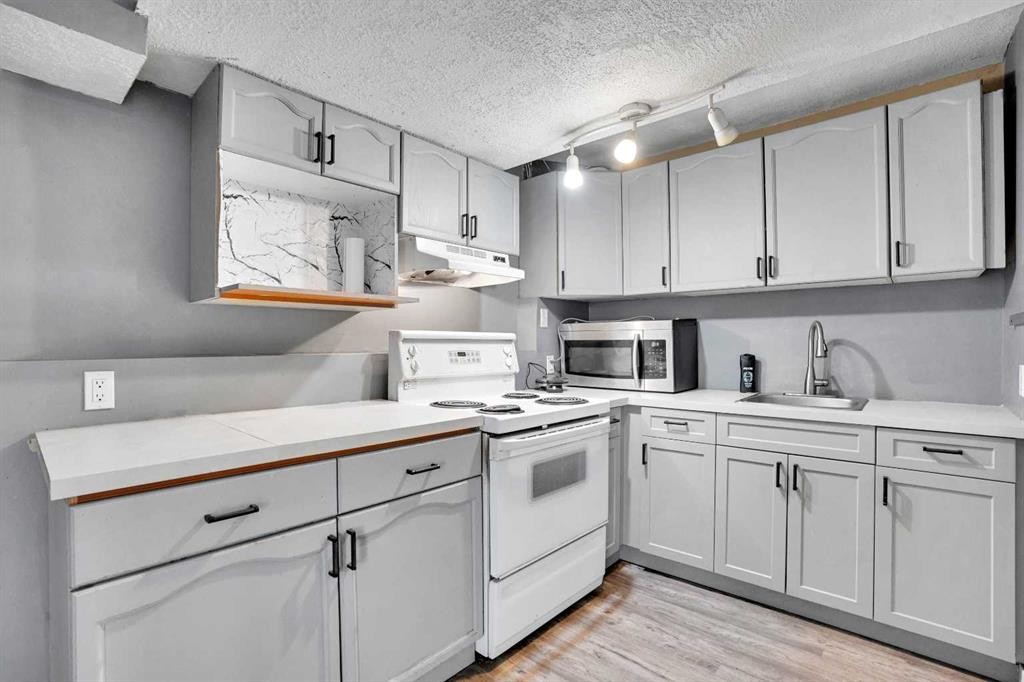 52 Pennsburg Way Se, Calgary, AB - Indoor Photo Showing Kitchen