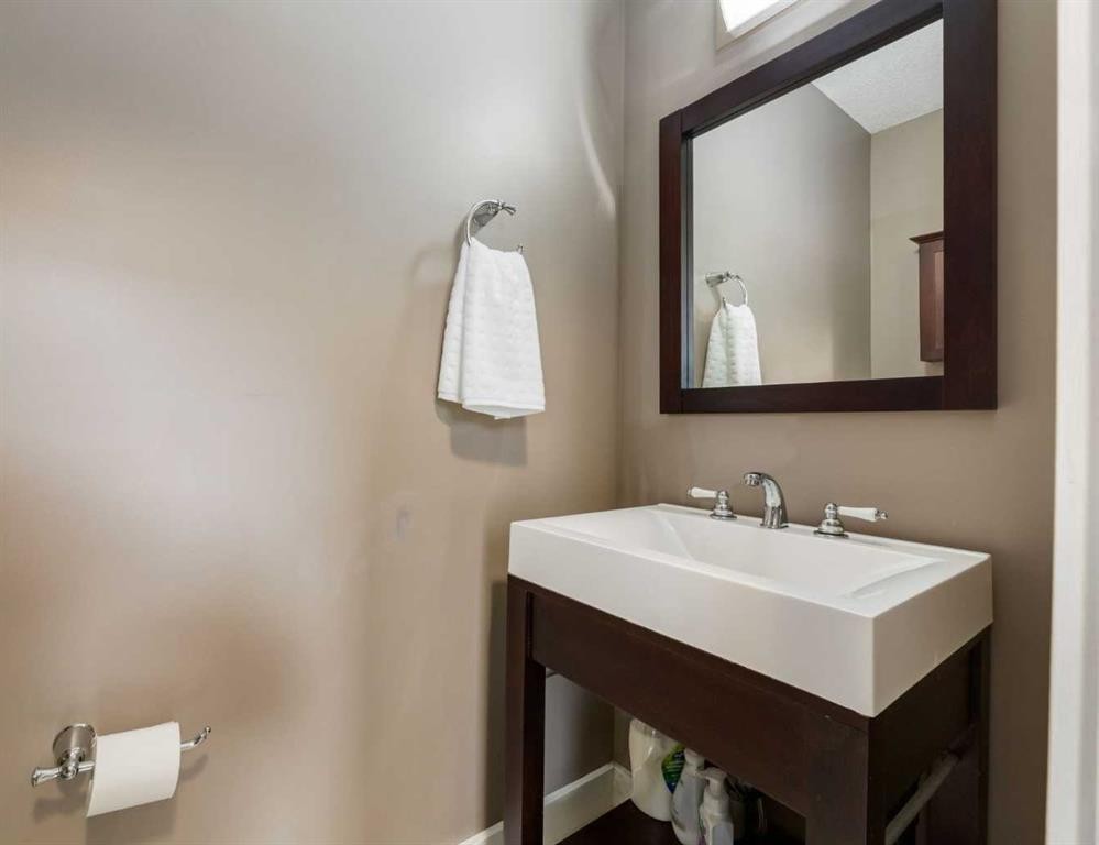 16 Prestwick Road Se, Calgary, AB - Indoor Photo Showing Bathroom