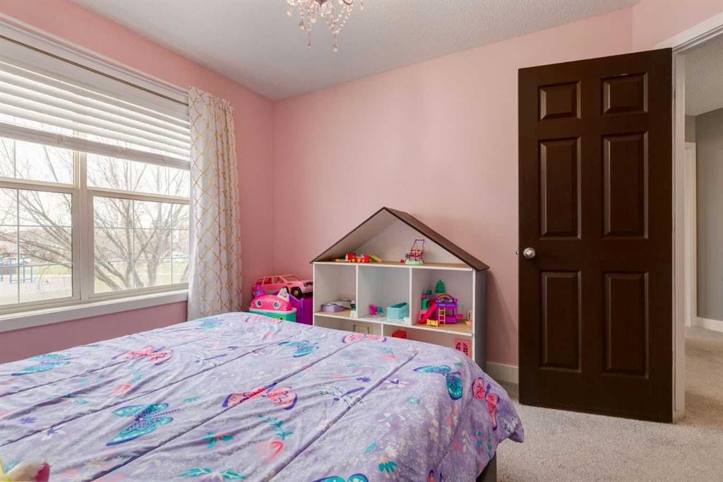 16 Prestwick Road Se, Calgary, AB - Indoor Photo Showing Bedroom