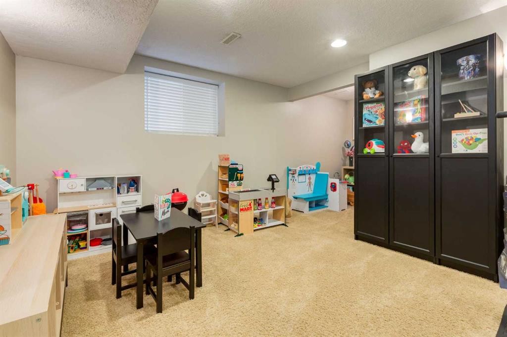 16 Prestwick Road Se, Calgary, AB - Indoor Photo Showing Other Room