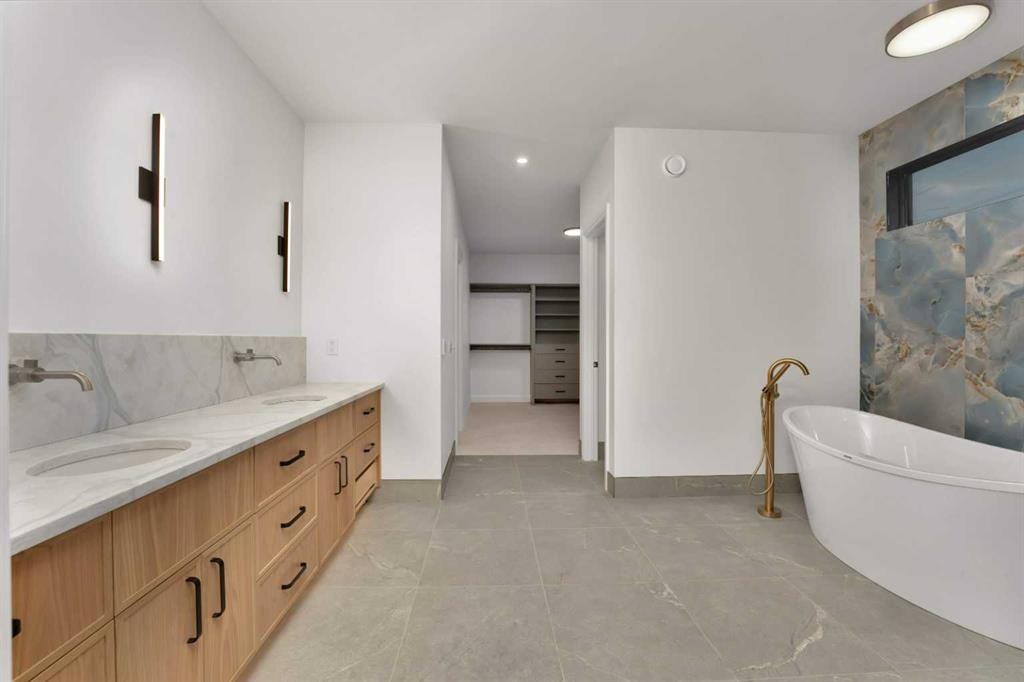 3511 34 Avenue Sw, Calgary, AB - Indoor Photo Showing Bathroom