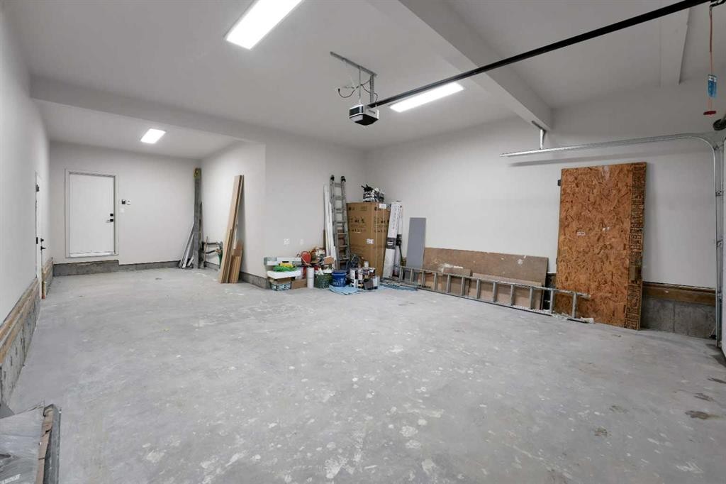 3511 34 Avenue Sw, Calgary, AB - Indoor Photo Showing Garage