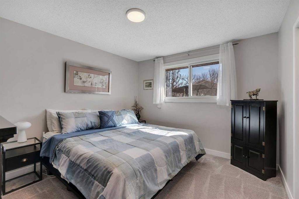 20 Ogmoor Crescent Se, Calgary, AB - Indoor Photo Showing Bedroom