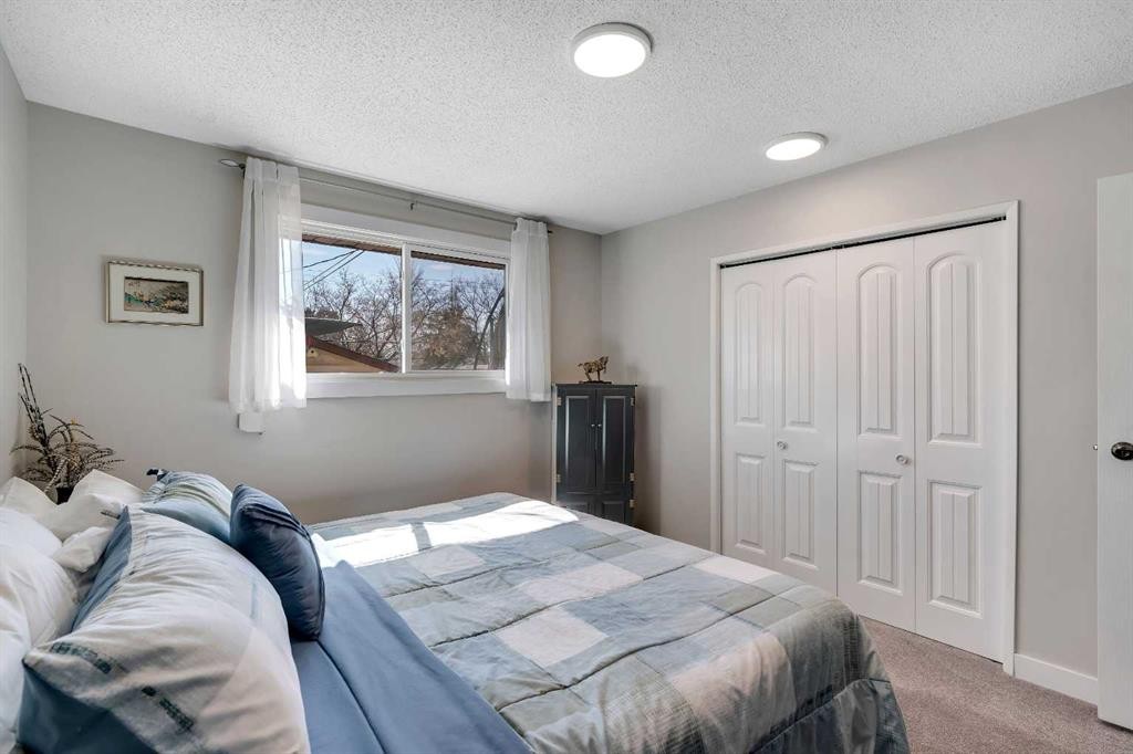 20 Ogmoor Crescent Se, Calgary, AB - Indoor Photo Showing Bedroom