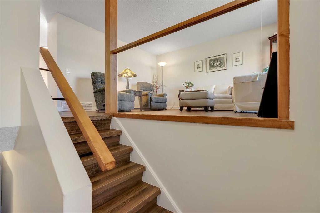 20 Ogmoor Crescent Se, Calgary, AB - Indoor Photo Showing Other Room