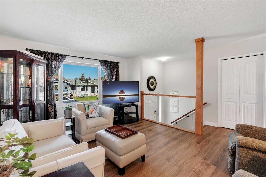 20 Ogmoor Crescent Se, Calgary, AB - Indoor Photo Showing Living Room