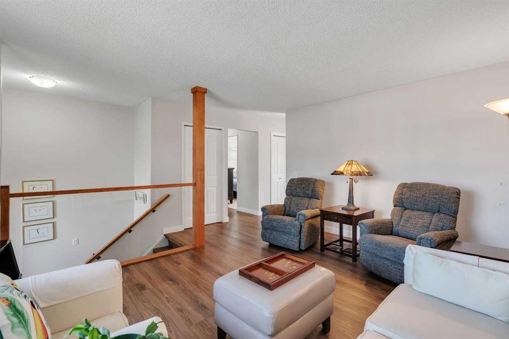 20 Ogmoor Crescent Se, Calgary, AB - Indoor Photo Showing Living Room