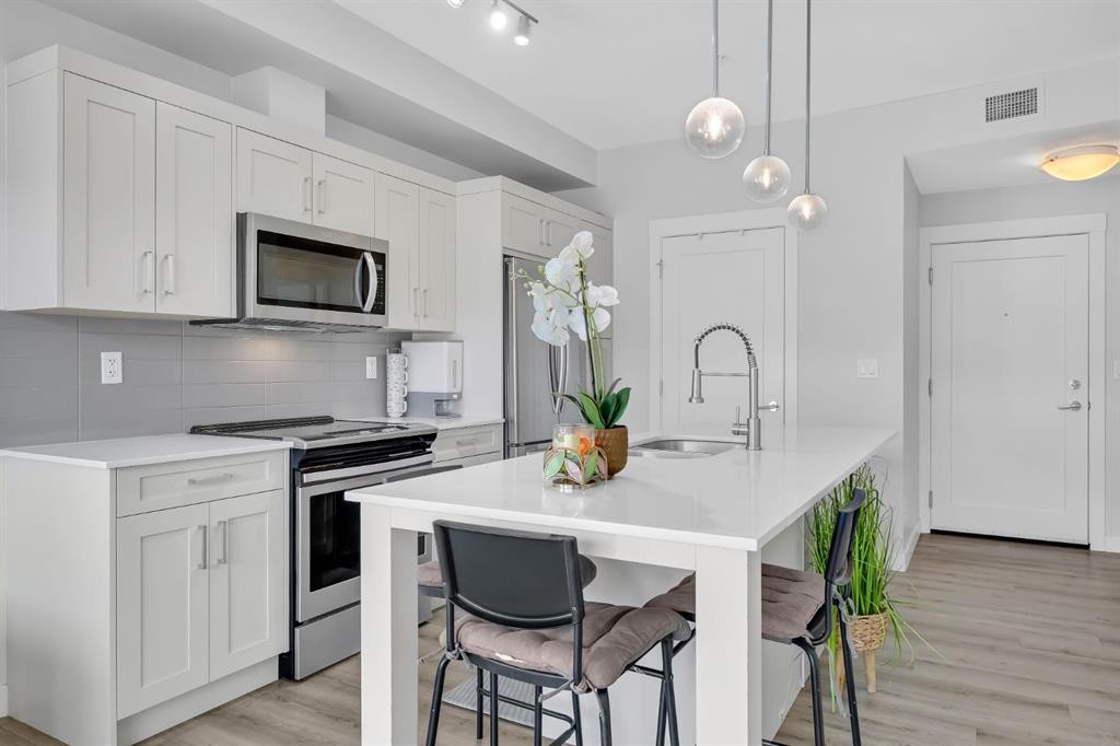 305-35 Walgrove Se, Calgary, AB - Indoor Photo Showing Kitchen With Upgraded Kitchen
