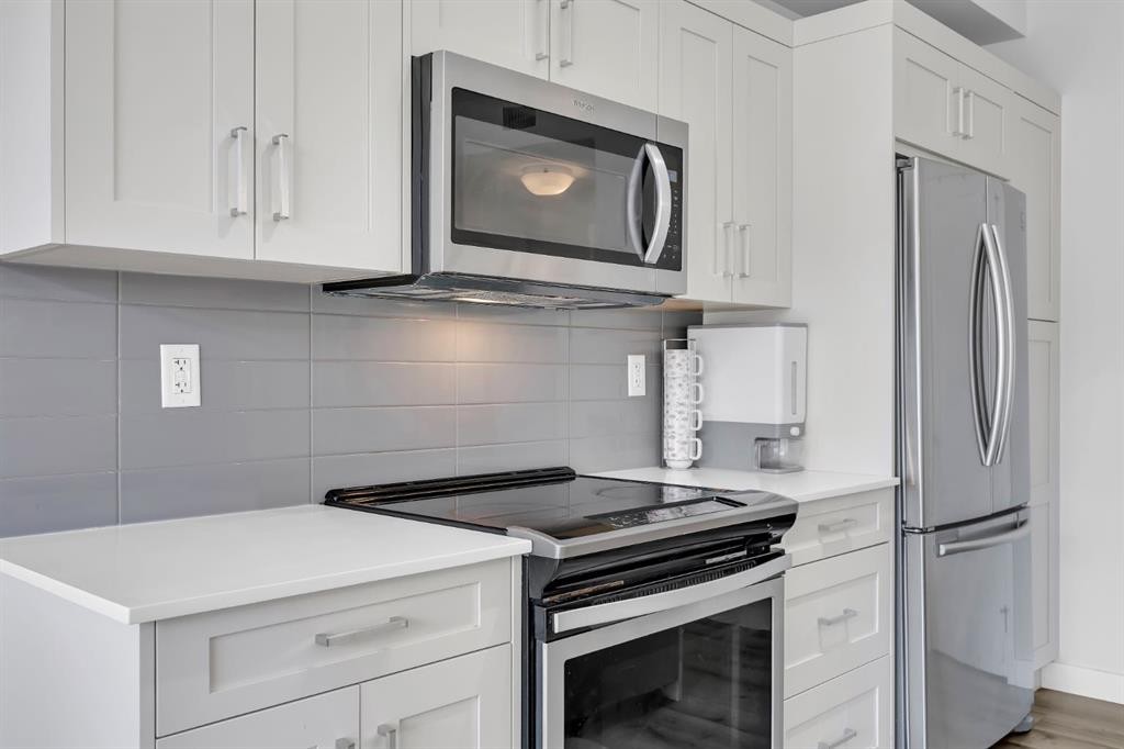 305-35 Walgrove Se, Calgary, AB - Indoor Photo Showing Kitchen With Stainless Steel Kitchen With Upgraded Kitchen
