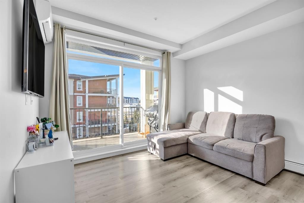 305-35 Walgrove Se, Calgary, AB - Indoor Photo Showing Living Room