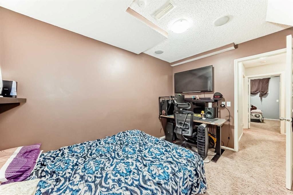 244 Saddlebrook Point Ne, Calgary, AB - Indoor Photo Showing Bedroom