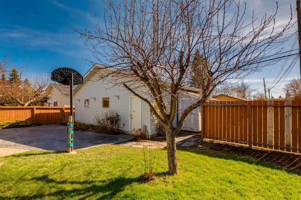 367 Acadia Drive Se, Calgary, AB - Outdoor