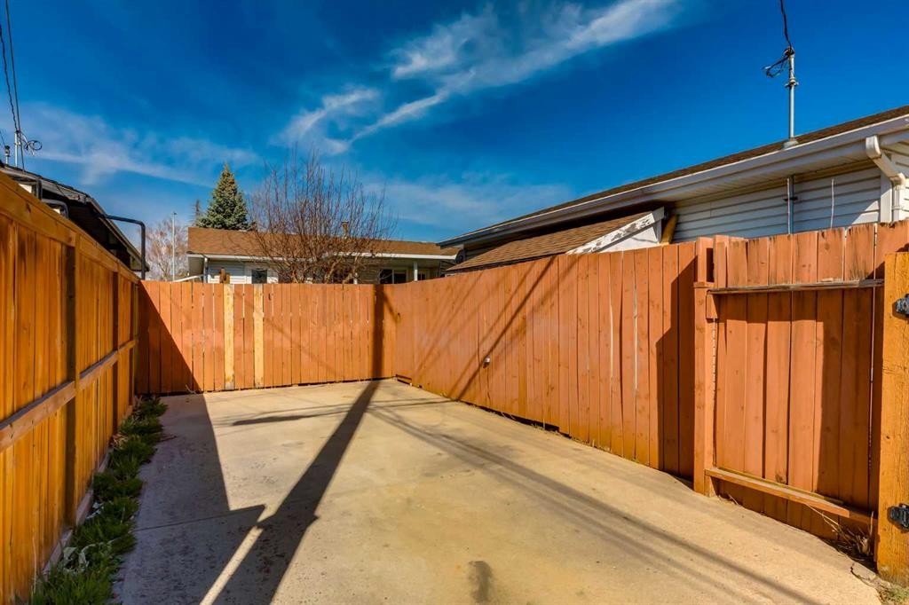 367 Acadia Drive Se, Calgary, AB - Outdoor