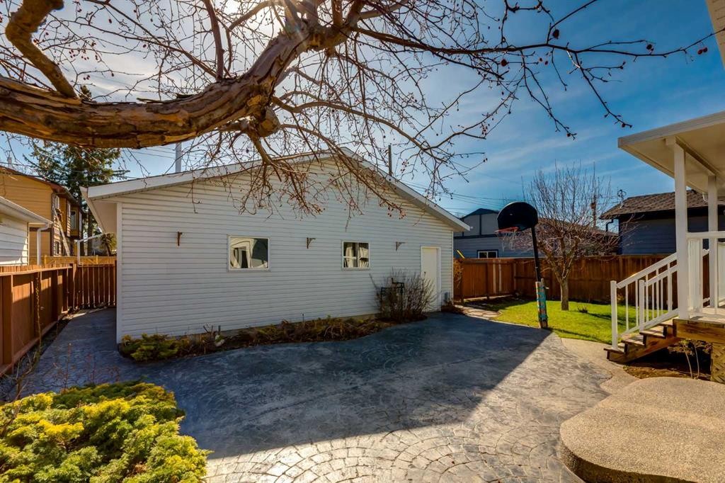 367 Acadia Drive Se, Calgary, AB - Outdoor