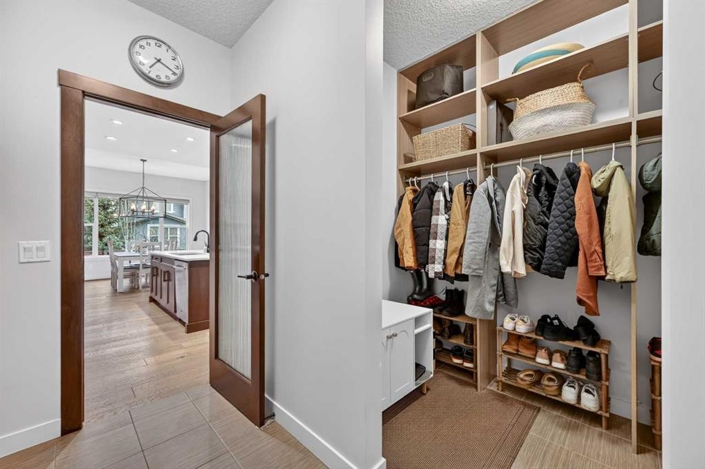19 Cranbrook Crescent Se, Calgary, AB - Indoor