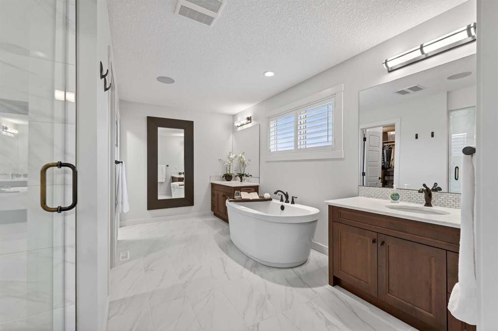 19 Cranbrook Crescent Se, Calgary, AB - Indoor Photo Showing Bathroom