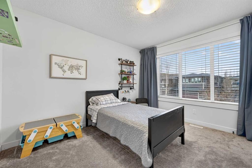 19 Cranbrook Crescent Se, Calgary, AB - Indoor Photo Showing Bedroom