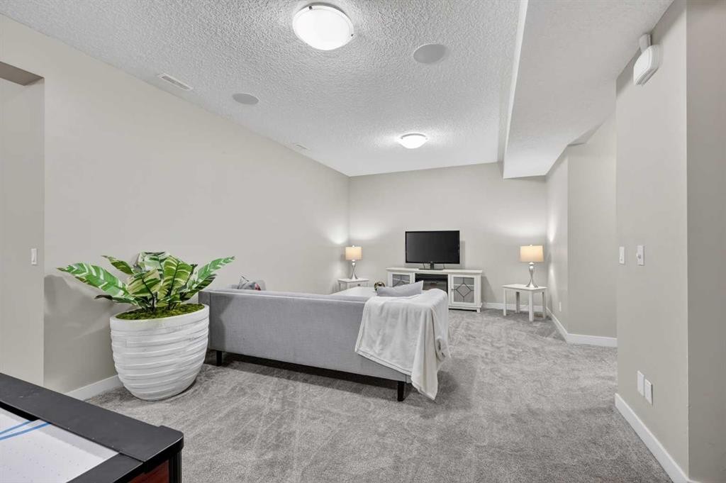 19 Cranbrook Crescent Se, Calgary, AB - Indoor