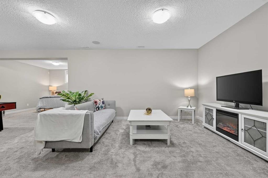 19 Cranbrook Crescent Se, Calgary, AB - Indoor
