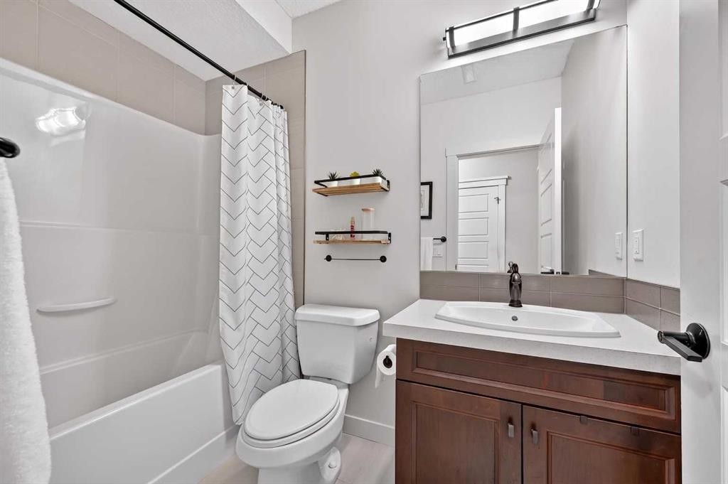 19 Cranbrook Crescent Se, Calgary, AB - Indoor Photo Showing Bathroom