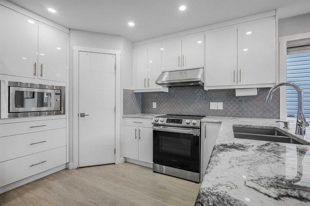 31 Saddleback Way Ne, Calgary, AB - Indoor Photo Showing Kitchen With Double Sink With Upgraded Kitchen