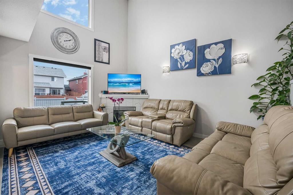 31 Saddleback Way Ne, Calgary, AB - Indoor Photo Showing Living Room