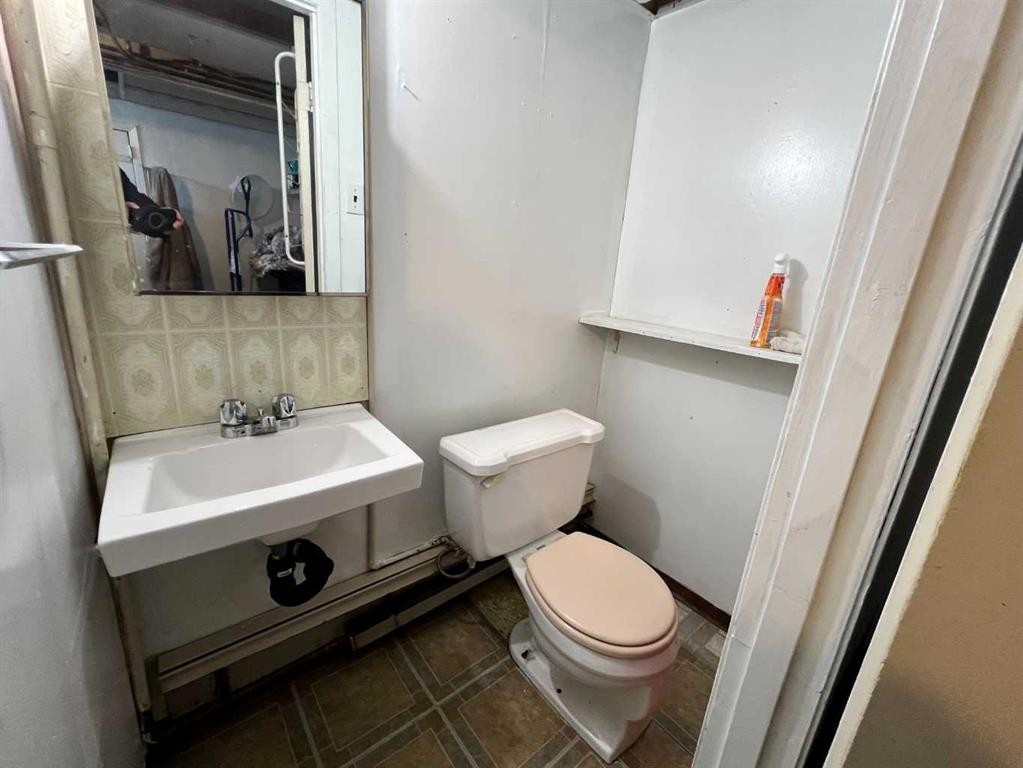 132 8 Avenue, Gleichen, AB - Indoor Photo Showing Bathroom