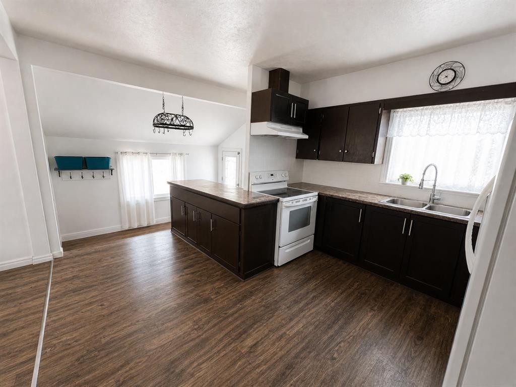 132 8 Avenue, Gleichen, AB - Indoor Photo Showing Kitchen With Double Sink
