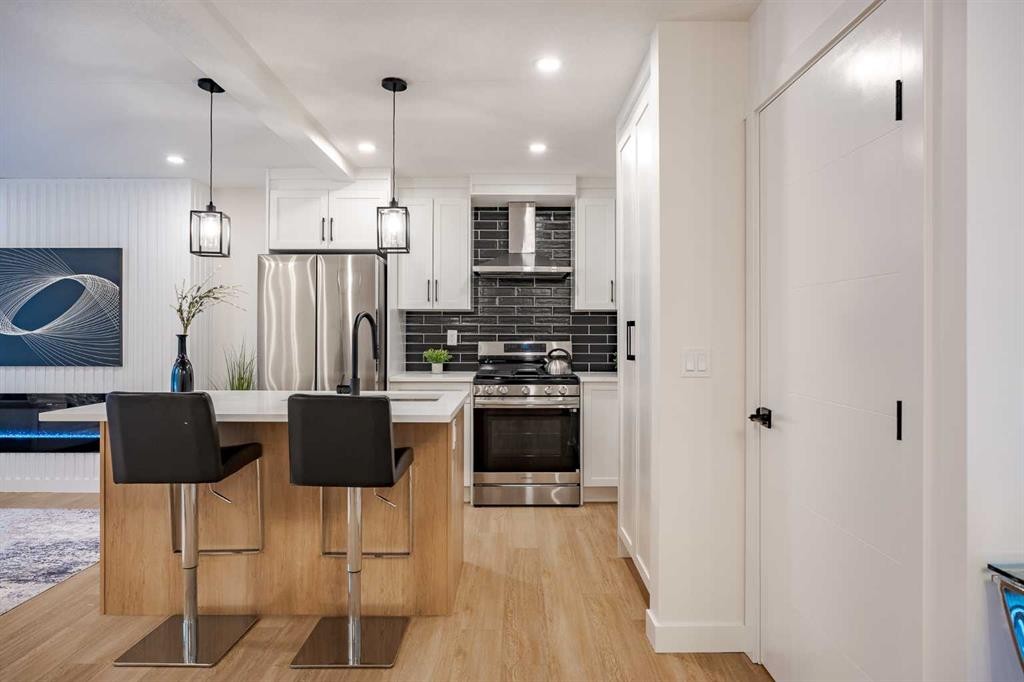 451 Arlington Drive Se, Calgary, AB - Indoor Photo Showing Kitchen With Stainless Steel Kitchen With Upgraded Kitchen