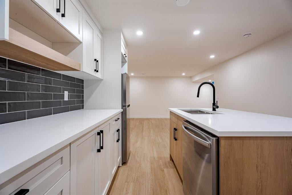 451 Arlington Drive Se, Calgary, AB - Indoor Photo Showing Kitchen With Upgraded Kitchen