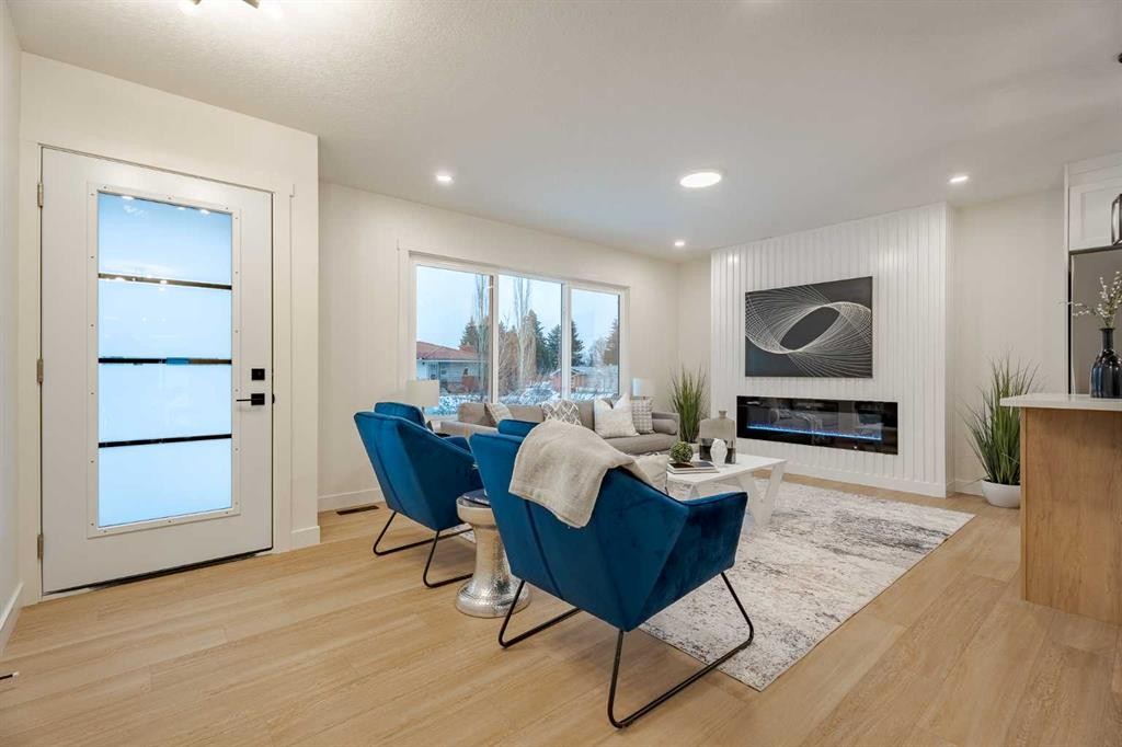 451 Arlington Drive Se, Calgary, AB - Indoor Photo Showing Living Room With Fireplace