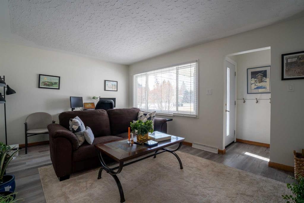 84 Waterloo Drive Sw, Calgary, AB - Indoor Photo Showing Living Room