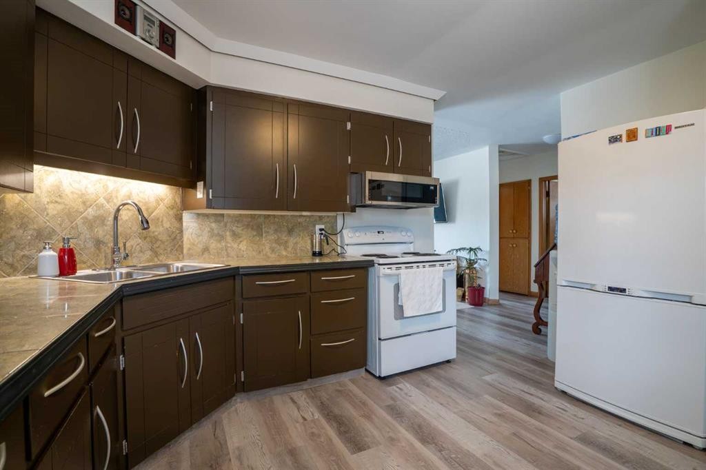 84 Waterloo Drive Sw, Calgary, AB - Indoor Photo Showing Kitchen With Double Sink