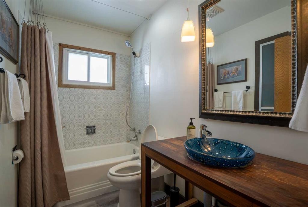 84 Waterloo Drive Sw, Calgary, AB - Indoor Photo Showing Bathroom