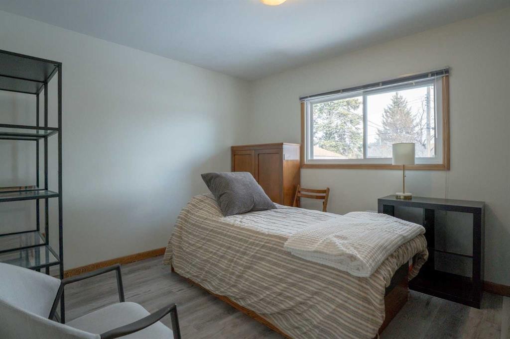 84 Waterloo Drive Sw, Calgary, AB - Indoor Photo Showing Bedroom