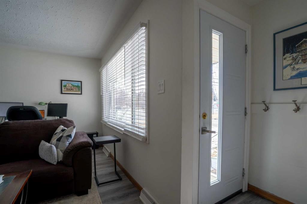 84 Waterloo Drive Sw, Calgary, AB - Indoor Photo Showing Other Room