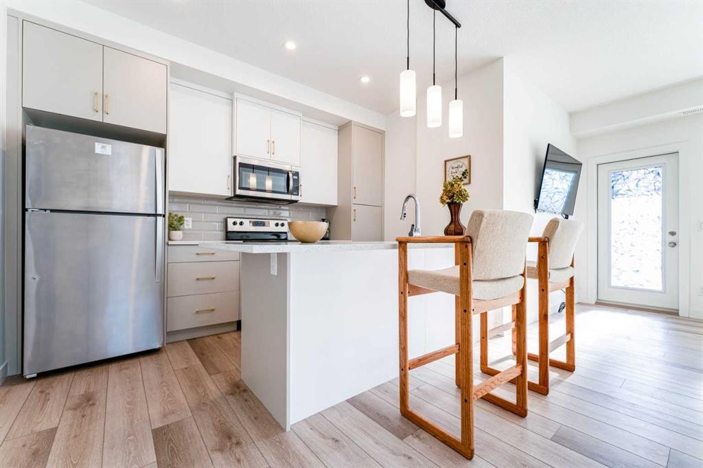 120 Spring Creek Common Sw, Calgary, AB - Indoor Photo Showing Kitchen With Stainless Steel Kitchen