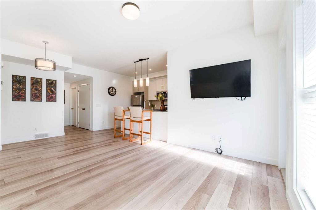 120 Spring Creek Common Sw, Calgary, AB - Indoor Photo Showing Living Room