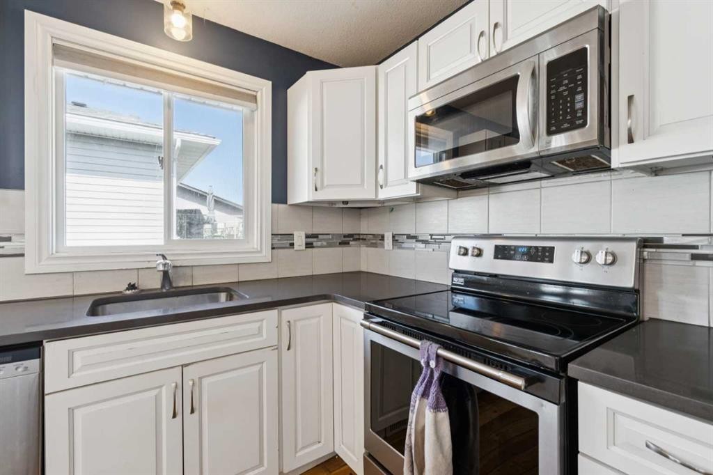 201 Southridge Place, Didsbury, AB - Indoor Photo Showing Kitchen
