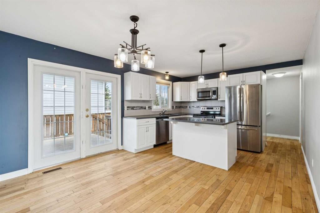 201 Southridge Place, Didsbury, AB - Indoor Photo Showing Kitchen With Upgraded Kitchen