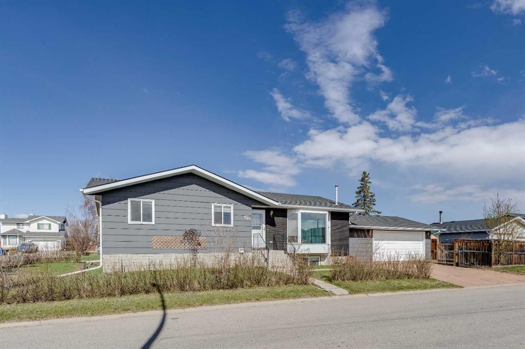 201 Southridge Place, Didsbury, AB - Outdoor