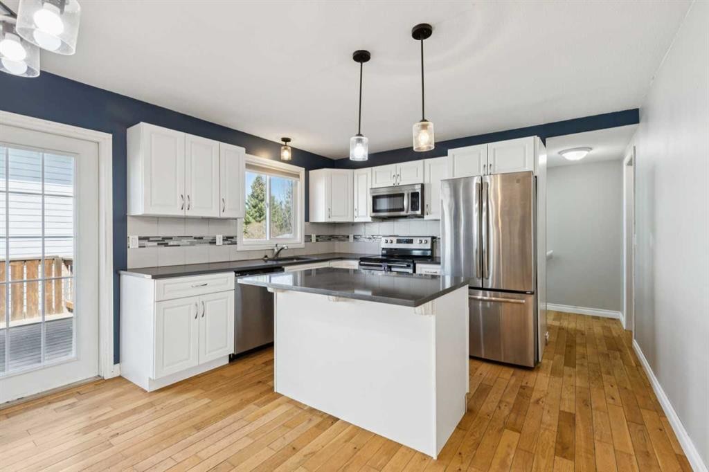 201 Southridge Place, Didsbury, AB - Indoor Photo Showing Kitchen With Upgraded Kitchen