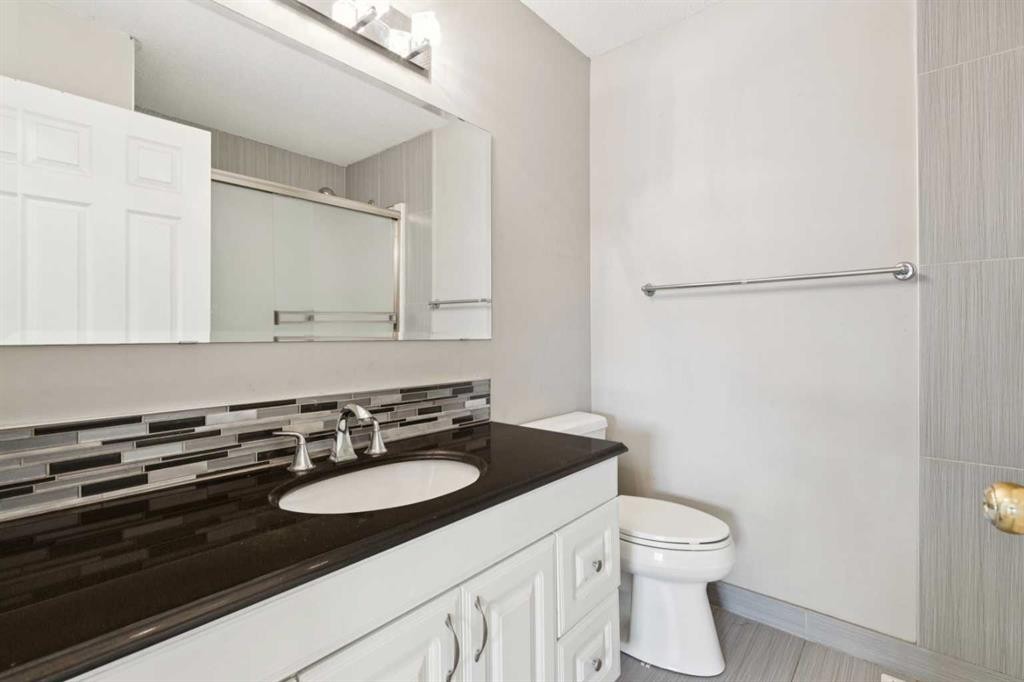 201 Southridge Place, Didsbury, AB - Indoor Photo Showing Bathroom