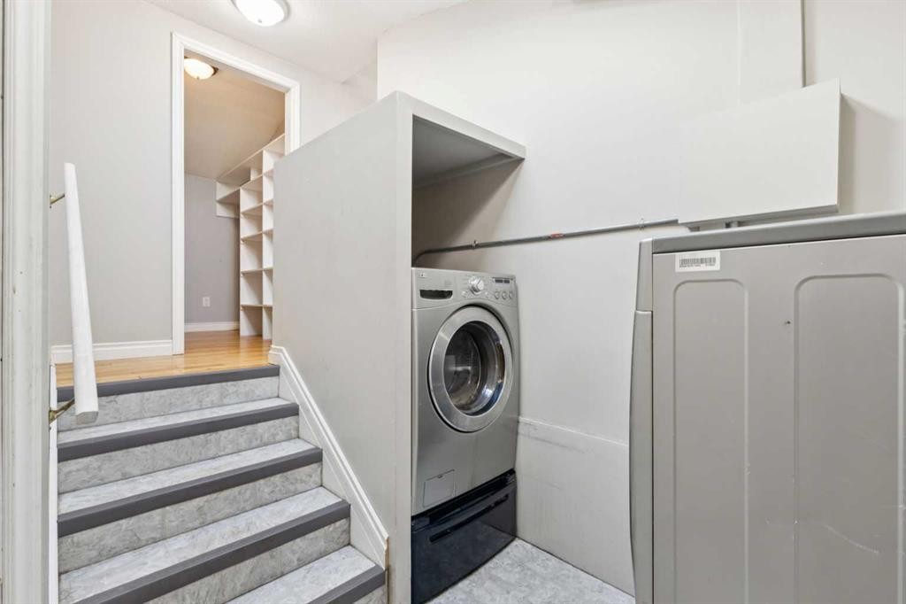 201 Southridge Place, Didsbury, AB - Indoor Photo Showing Laundry Room