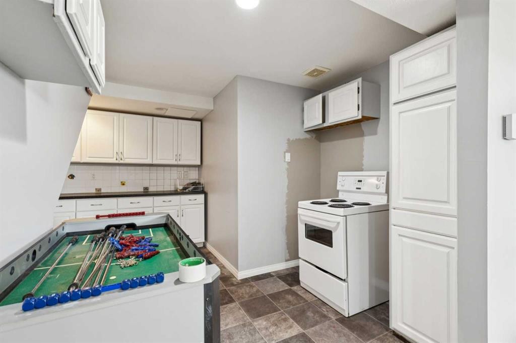 201 Southridge Place, Didsbury, AB - Indoor Photo Showing Kitchen